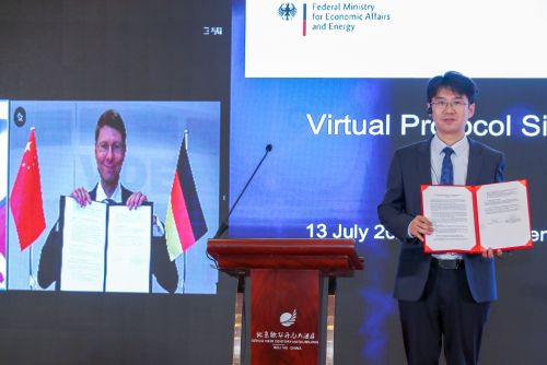 Dr. Jens Gayko (SCI4.0) und Herr LIU Dashan präsentieren das unterzeichnete Protokoll der Plenarsitzung